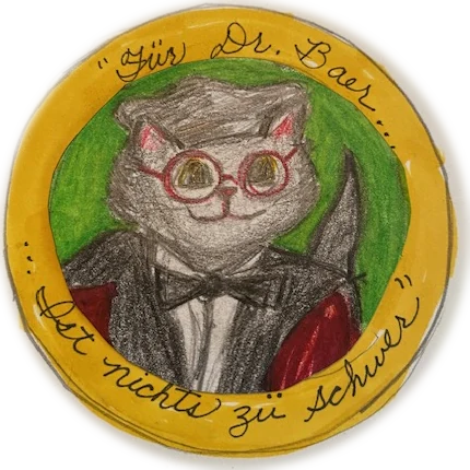 Gezeichnetes Medaillon mit gelbem Rand: eine Katze mit Brille, Fliege und Talar, umlaufend die Schrift Für Dr. Baer ist nichts zu schwer